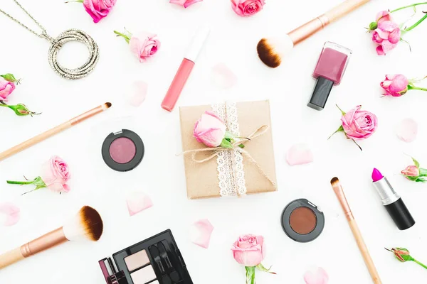 Kadın çalışma alanıyla hediye kutusu, pembe Gül, kozmetik ve aksesuar beyaz arka plan üzerinde. Üstten Görünüm. Düz yatıyordu. Sevgililer günü.