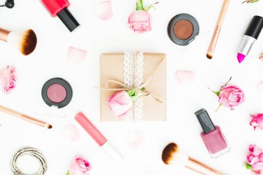 Kadın çalışma alanıyla hediye kutusu, pembe Gül, kozmetik ve aksesuar beyaz arka plan üzerinde. Üstten Görünüm. Düz yatıyordu. Sevgililer günü.