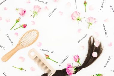 Çerçeve tarak saç şekillendirme, tokası ve pembe güller beyaz arka plan ile. Güzellik blog kompozisyon. Düz yatıyordu, en iyi görünümü