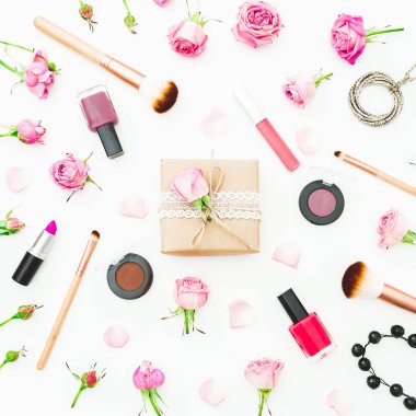 Kadın çalışma alanıyla hediye kutusu, pembe Gül, kozmetik ve aksesuar beyaz arka plan üzerinde. Üstten Görünüm. Düz yatıyordu. Sevgililer günü.