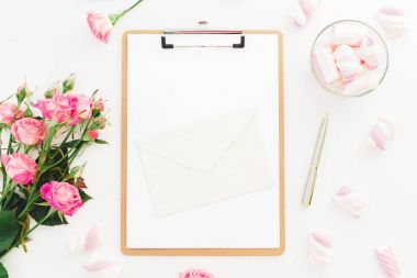 Marshmallow, pembe gül buketi ve Pano beyaz arka plan üzerinde güzellik kompozisyonu. Üstten Görünüm. Düz yatıyordu.