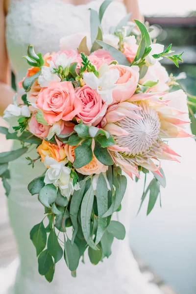 Bride Holding Hands Wedding Bouquet Sweet Romantic Moment — Stock Photo, Image