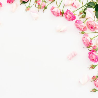 Çiçek desenli pembe güller ve beyaz arka plan üzerinde marshmallows. Düz yatıyordu, en iyi görünümü. 