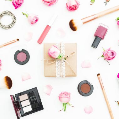 Hediye kutusu, pembe Gül, kozmetik, beyaz zemin üzerine günlüğü ile kadınsı Masası. Üstten Görünüm. Düz yatıyordu. Sevgililer günü çerçevesi kompozisyon.