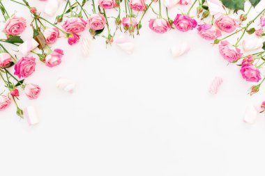 Çiçek desenli pembe güller ve beyaz arka plan üzerinde marshmallows. Düz yatıyordu, en iyi görünümü. 