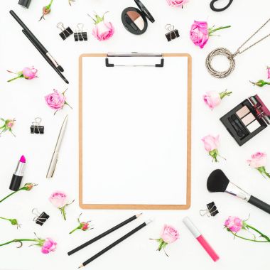 Kadın kozmetik, Pano, aksesuarları ve beyaz arka plan üzerinde pembe Gül ile çalışma alanı. Üstten Görünüm. Düz yatıyordu. Güzellik blog arka plan