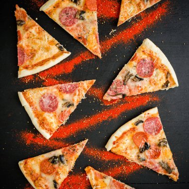 Malzemeler İtalyan pizza. Düz yatıyordu, en iyi görünüm. Pizza cips desen karanlık tablo