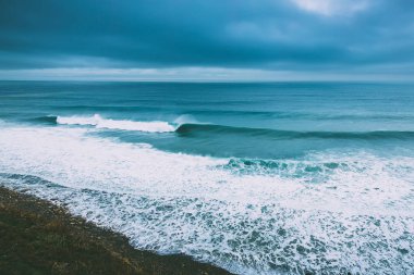 Gündüz, okyanusta mavi dalgalar