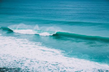 Gündüz, okyanusta mavi dalgalar