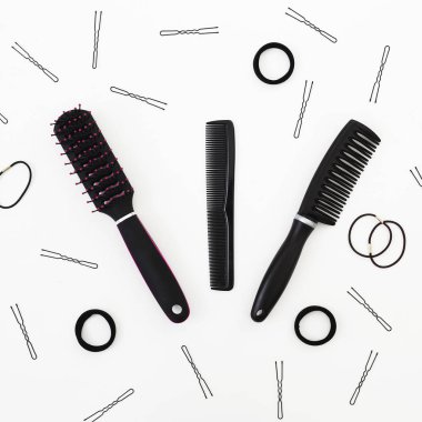 Beyaz zemin üzerine Kuaför için araçları ile güzellik kompozisyon. Düz yatıyordu, en iyi görünümü