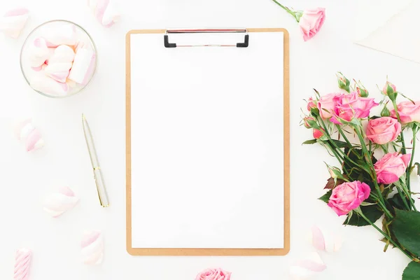 Beauty Composition Marshmallows Pink Roses Bouquet Clipboard White Background Top — Stock Photo, Image