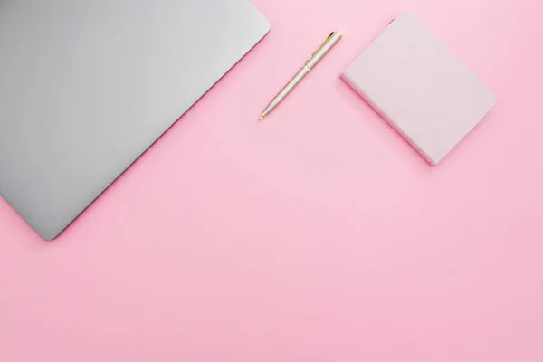 Вид Зверху Закритого Ноутбука Ручкою Блокнотом Рожевому Фоні — стокове фото