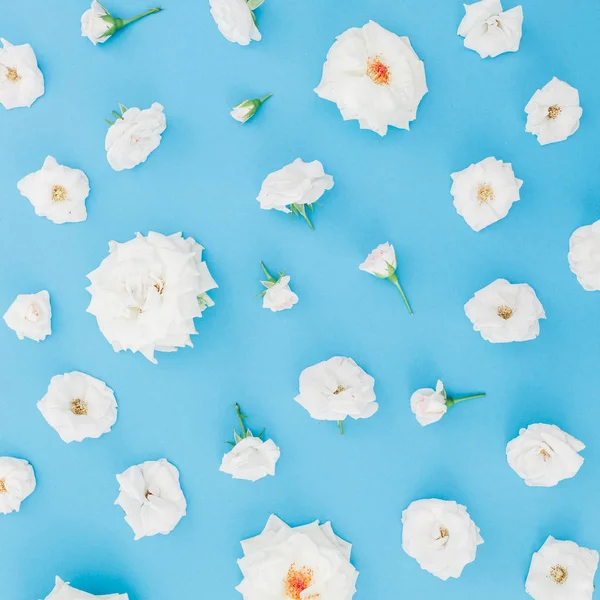 Marco Floral Rosas Blancas Sobre Fondo Azul Piso Tendido Vista — Foto de Stock