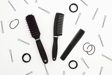 Beyaz zemin üzerine Kuaför için araçları ile güzellik kompozisyon. Düz yatıyordu, en iyi görünümü