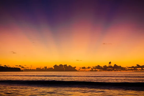 Яркий Закат Рассвет Океане Пейзаж Теплыми Цветами Заката Восхода Солнца — стоковое фото