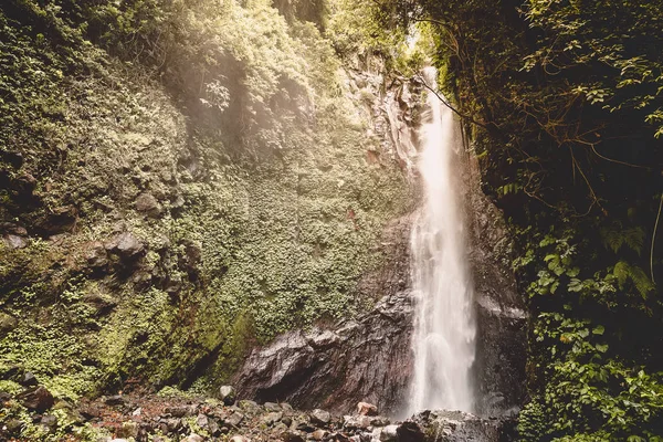 Vattenfall och berg flod — Stockfoto