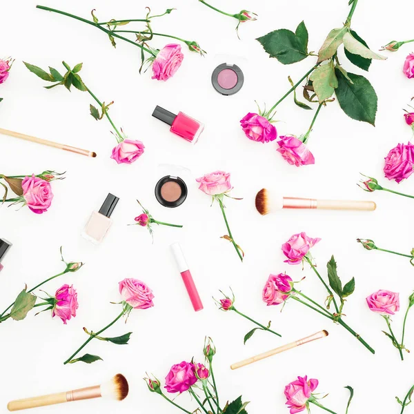 Composición Femenina Con Rosas Rosadas Cosméticos Sobre Fondo Blanco Concepto — Foto de Stock