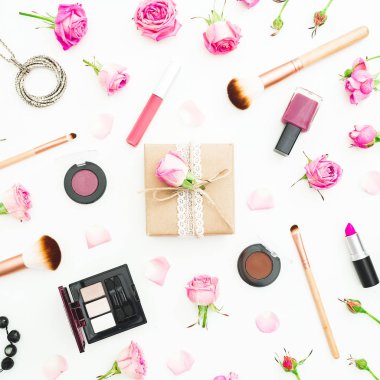 Kadın çalışma alanıyla hediye kutusu, pembe Gül, kozmetik ve aksesuar beyaz arka plan üzerinde. Üstten Görünüm. Düz yatıyordu. Sevgililer günü.