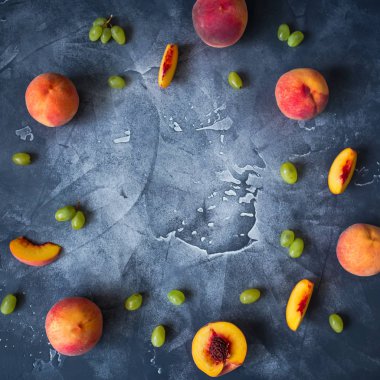 Şeftali ve üzüm koyu arka plan üzerinde. Meyve kare kavramı. Düz yatıyordu, en iyi görünümü