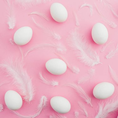 Paskalya yumurta beyaz renk ve tüy pastel pembe arka plan, üstten görünüm, düz yatıyordu, Paskalya tatil kavramı.
