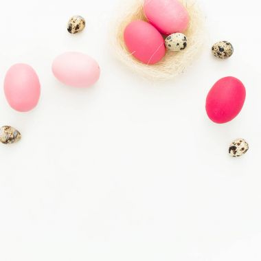 Tavuk ve Bıldırcın yumurta. Paskalya kavramı. Düz yatıyordu. Üstten Görünüm. 