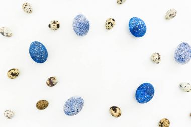 Mavi benekli Paskalya yumurtası bıldırcın ile beyaz arka plan üzerinde yumurta. Düz yatıyordu. Üstten Görünüm. 