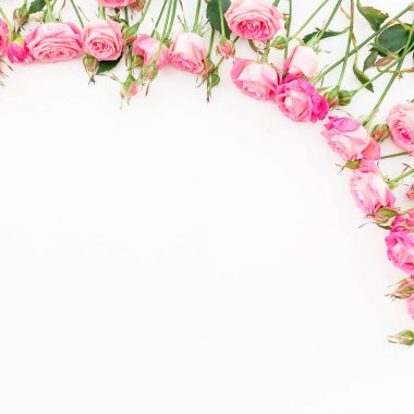  beyaz zemin üzerine ihale pembe güller