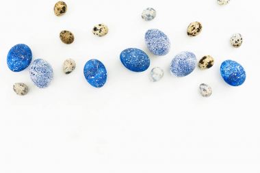 Mavi benekli Paskalya yumurtası bıldırcın ile beyaz arka plan üzerinde yumurta. Düz yatıyordu. Üstten Görünüm. 