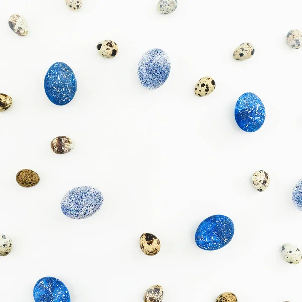 Huevos Pascua Salpicados Azul Con Huevos Codorniz Sobre Fondo Blanco — Foto de Stock