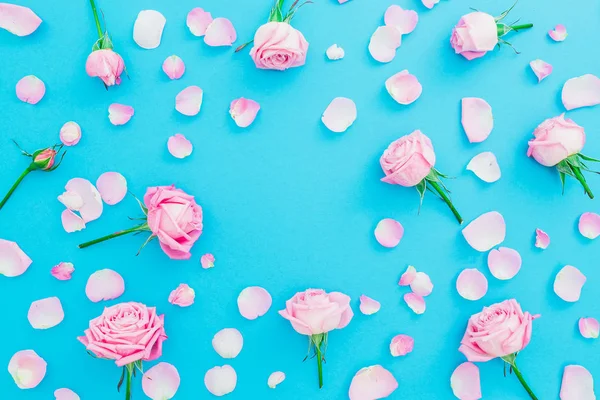 Motif Floral Avec Roses Roses Pétales Sur Fond Bleu Couché — Photo