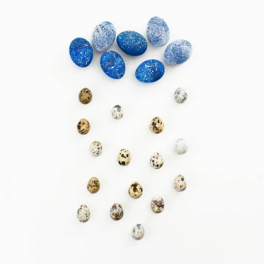 Mavi benekli Paskalya yumurtası bıldırcın ile beyaz arka plan üzerinde yumurta. Düz yatıyordu. Üstten Görünüm. 