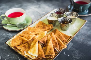 Sağlıklı kahvaltı krep, ekşi krema, bal, reçel ve çay tablo