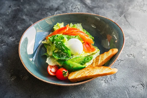 Sezar Salatası Yumurta Somon Avokado Kiraz Domates Kızarmış Ekmek — Stok fotoğraf