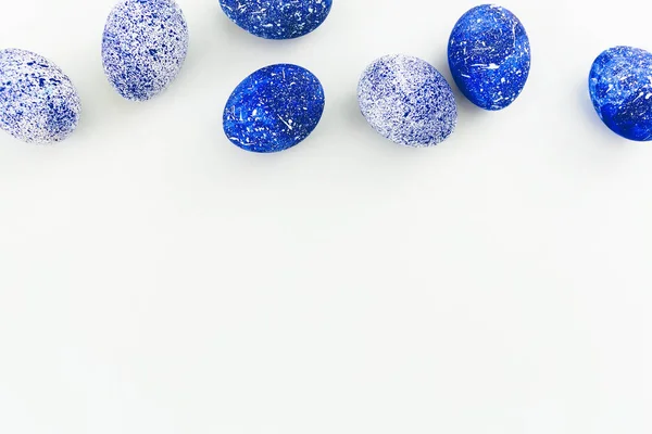 Niebieskie Nakrapiane Jaja Wielkanocne Białym Tle Leżał Płaskim Widok Góry — Zdjęcie stockowe