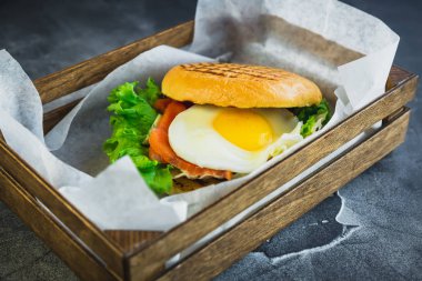 Yumurta, marul ve Somon Balık lezzetli Burger