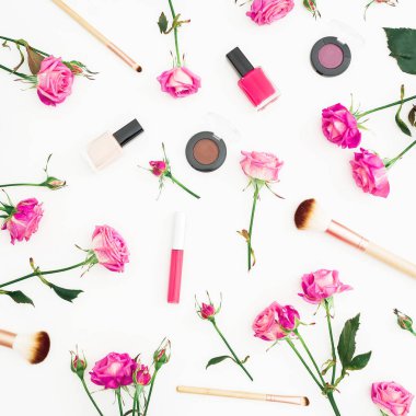 Pembe güller ve beyaz arka plan üzerinde kozmetik kadınsı kompozisyonu. Çiçekli güzellik kavramı. Düz yatıyordu, en iyi görünümü.