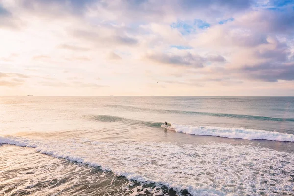 Gün Batımında Mükemmel Okyanus Dalgası Üzerinde Sürme Sörfçü Mayoyla Sörf — Stok fotoğraf