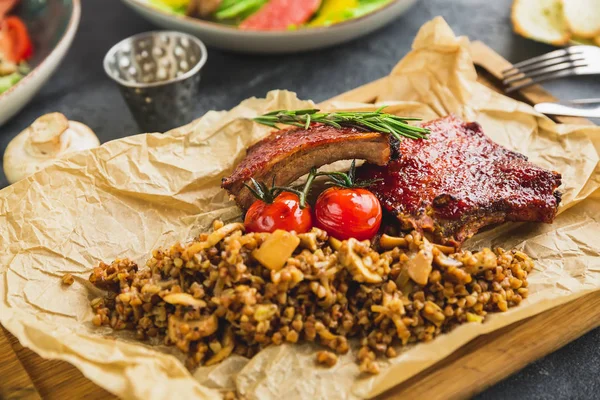 Gewürzrippchen Vom Grill Buchweizen Mit Champignons Und Tomaten Auf Altem — Stockfoto