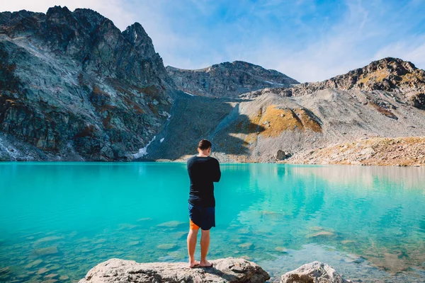Hombre Joven Mirando Lago Montaña Azul Cristalino — Foto de Stock