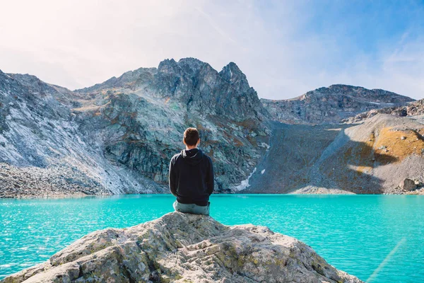 Hombre Joven Mirando Lago Montaña Azul Cristalino —  Fotos de Stock