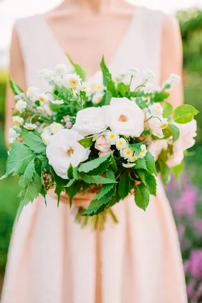 Nevěsta Elegantní Bílé Šaty Drží Krásné Svatební Kytice — Stock fotografie