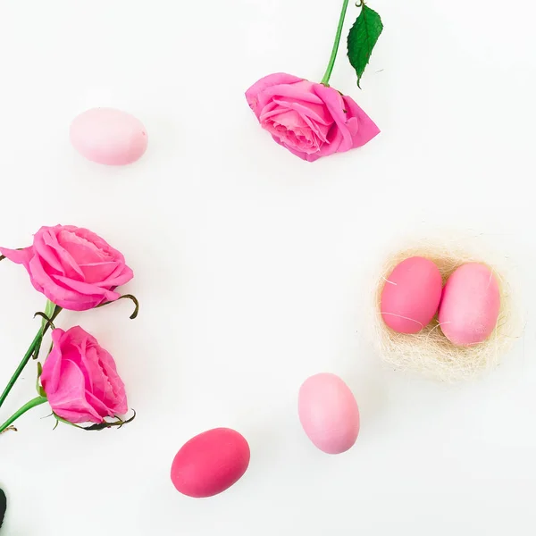 Composição Páscoa Com Ovos Rosa Ninho Com Rosas Fundo Branco — Fotografia de Stock