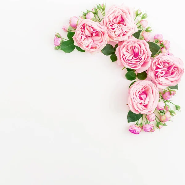 Blumenmuster Mit Rosa Rosen Auf Hellem Hintergrund Flache Lage Draufsicht — Stockfoto