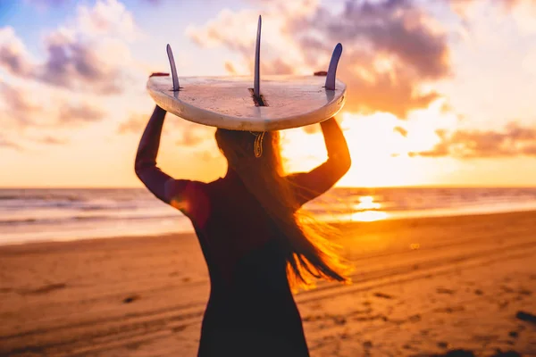 Девушка встать весло посадки — стоковое фото