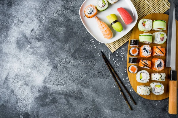 Concepto Alimenticio Sushi Rollos Cuchillo Sobre Fondo Gris Piso Tendido — Foto de Stock