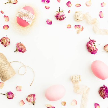 Şeritler, iş parçacığı ve kuru gül pembe renklerde dekore edilmiş yumurtalı Paskalya kompozisyon