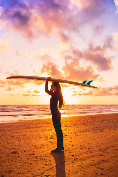 Girl stand up paddle boarding — Stock Photo, Image