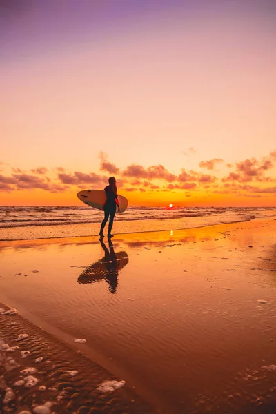 Meisje stand-up paddle boarding — Stockfoto