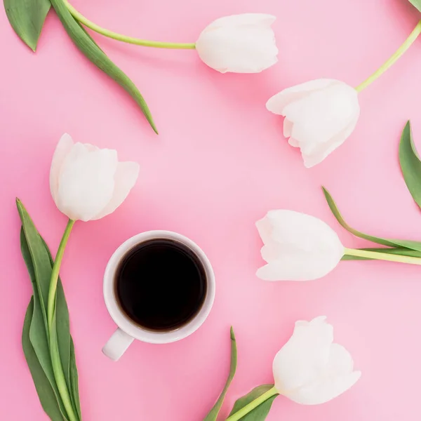 Цветочная Композиция Тюльпанами Чашкой Кофе Плоский Вид Сверху — стоковое фото