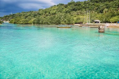 Tropikal kum plaj ve okyanus kristal su ile 